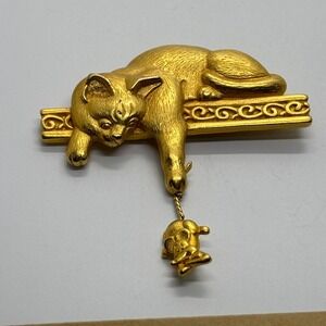 Brooch Cat and Mouse PlayfuGold Tone Classic J Jonette Pin Retro Costume Jewelry